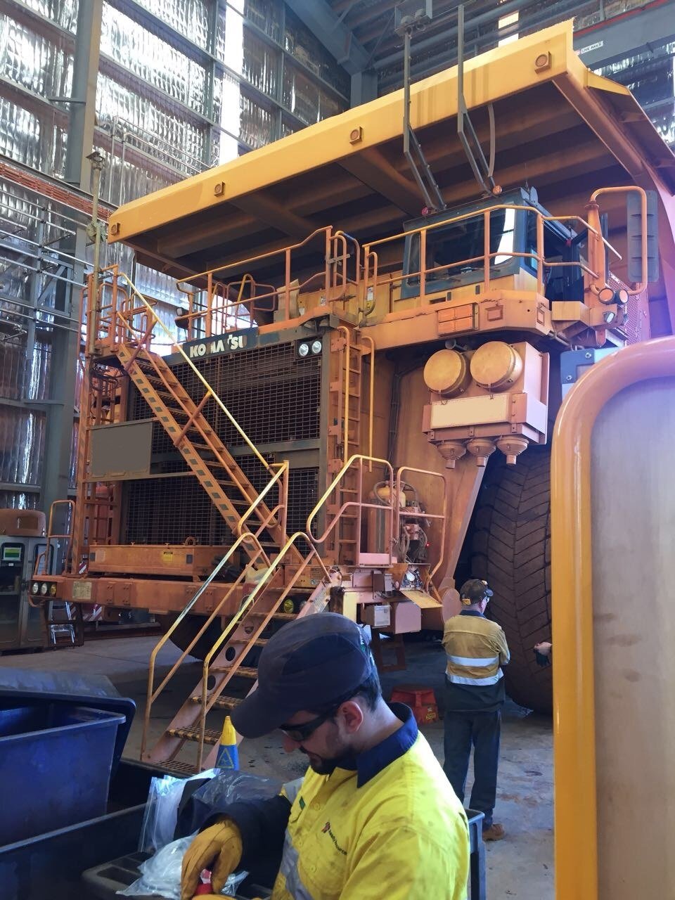 mobile-equipment-maintenance-big-machine-with-men